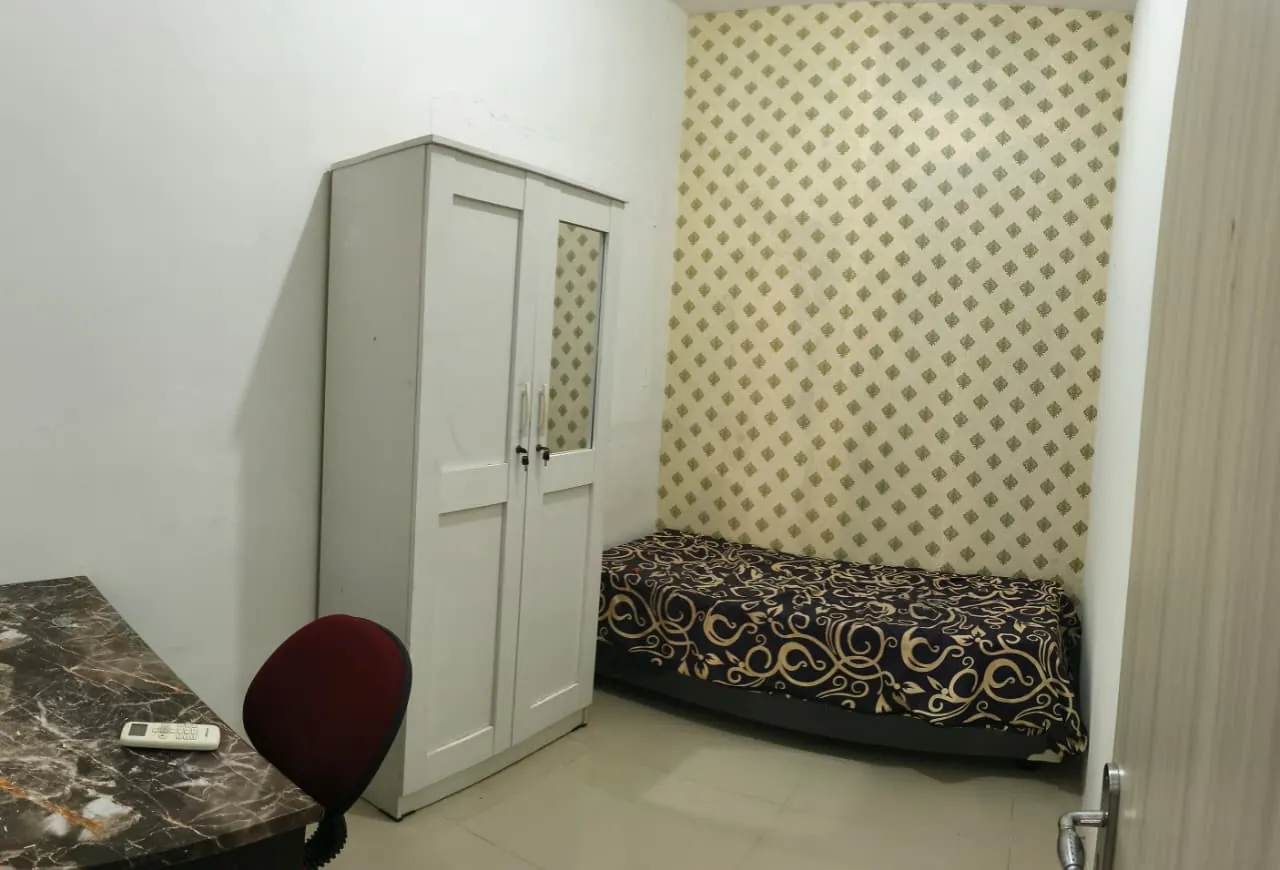 Kamar dengan perlengkapan dasar